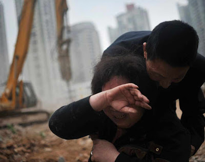 Mulher entra em desespero vendo sua casa demolida em Yangji, Guangzhou