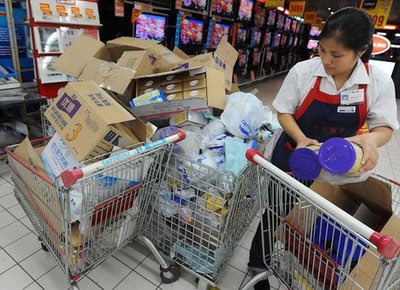 Produtos contaminados com melamina nas prateleiras do Carrefour, China