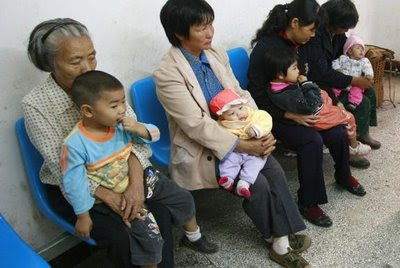 Filas em hospital de Sichuan
