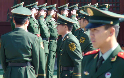 Policiais em Tiananmen, 100 000 controlam Olimpíada. Pesadelo chinês