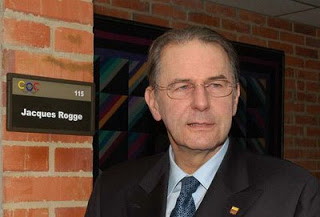 Jacques Rogge, presidente Comite Olimpico Internacional, COI. Pesadelo chinês.