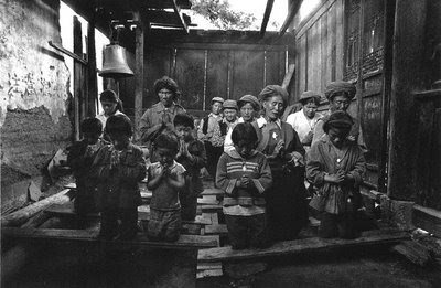 Capela católica em aldeia tibetana, Yunnan, 1994, pesadelo chinês