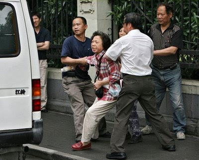 Presa por pedir casa própria, Shangai. Pesadelo chinês