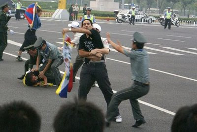 Repressão estudantes junto ao 'Ninho de passaro'. Pesadelo chinês