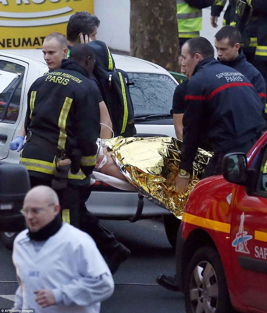 Bombeiros franceses levam um ferido em Montrouge.