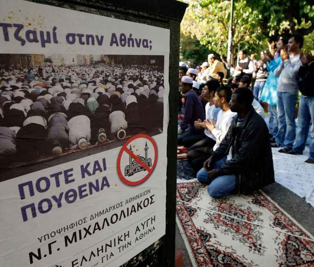 Imigrantes na Grécia: a entrada massiva pode acobertar os intuitos conquistadores do Islã. Na foto: culto islâmico em rua de Atenas.