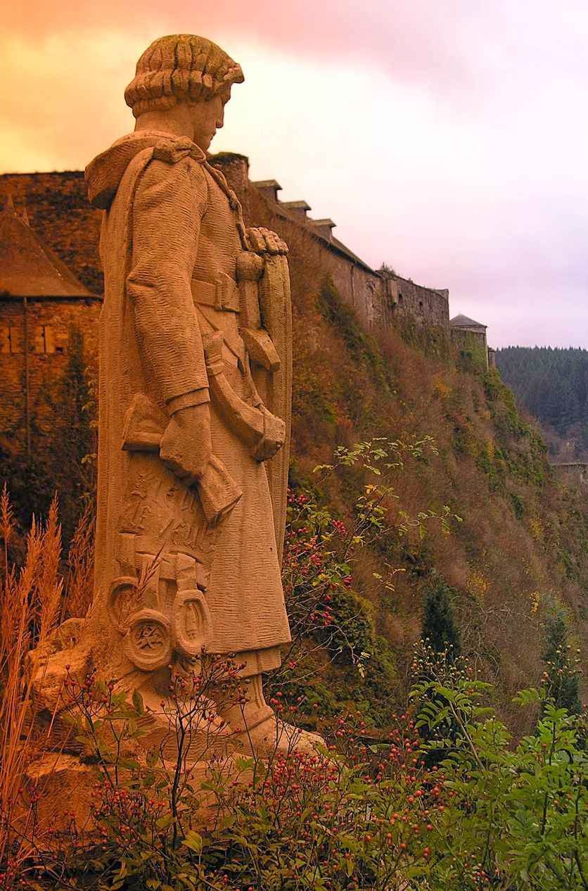 Godofredo de Bouillon, estátua em Bouillon, Bélgica. Na mão a inscrição: Dieu le veut! (Deus o quer!)