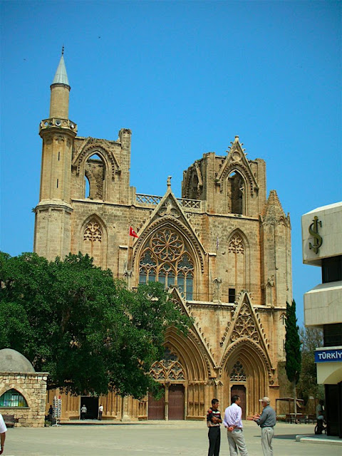 Famagusta: igreja profanada e transformada em mesquita