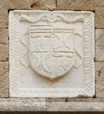 O escudo do Grão Mestre ainda perdura nos muros de Rodas