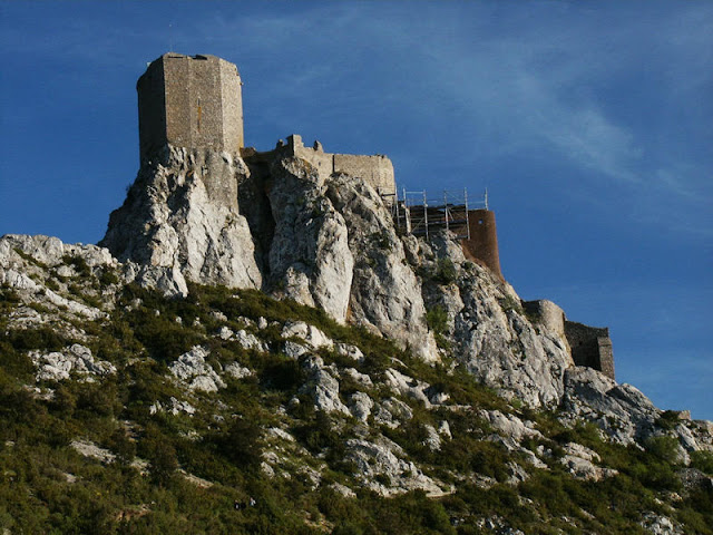 Quéribus, fortaleza catara conquistada por Simon de Montfort, Heróis medievais